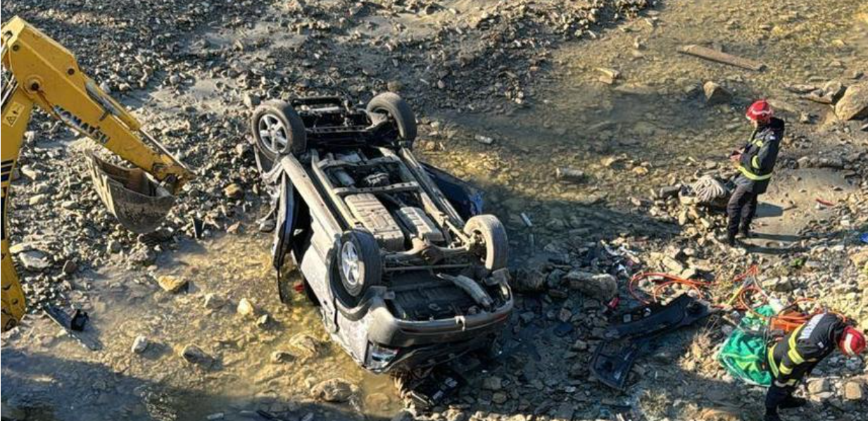 Accident grav în Vrancea. O fetiță de nouă ani a reuşit să iasă singură dintr-un autoturism care a căzut de pe un pod