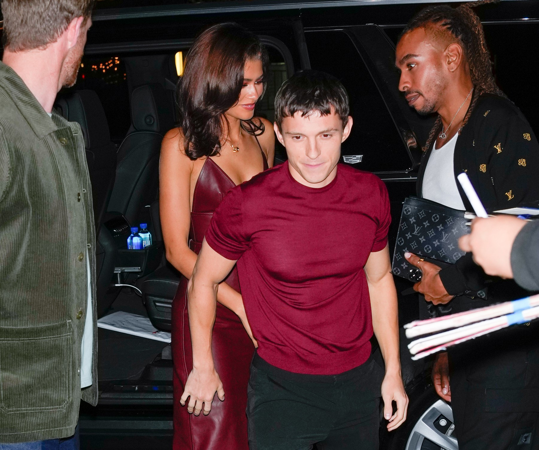Tom Holland a devenit viral după ce a apărat-o pe Zendaya de paparazii. „Aveți grijă”. GALERIE FOTO