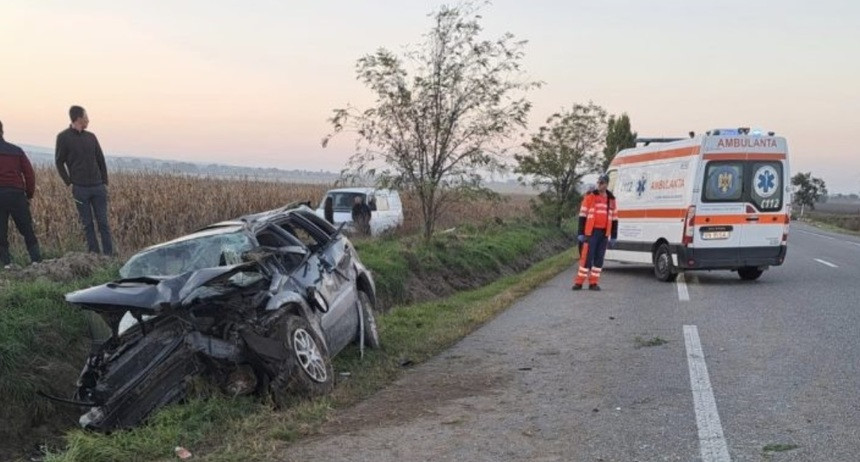 Accident rutier grav în județul Bacău. O persoană a murit, alte două sunt rănite după ce un autoturism a ajuns într-un şanţ