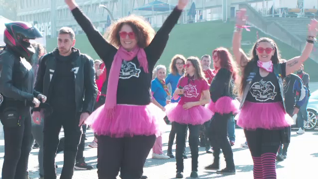 Sute de motocicliști cu tutu-uri roz au participat la o paradă privind importanța depistării cancerului de sân, în Cluj