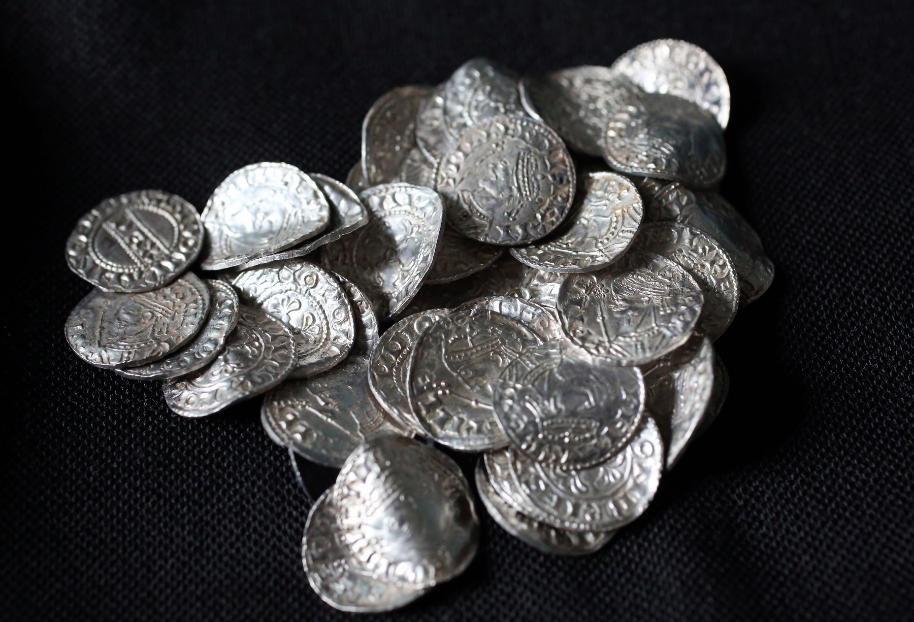 Cea mai valoroasă comoară din Anglia. Cu cât s-a vândut o colecție de monede din vremea lui William Cuceritorul. FOTO