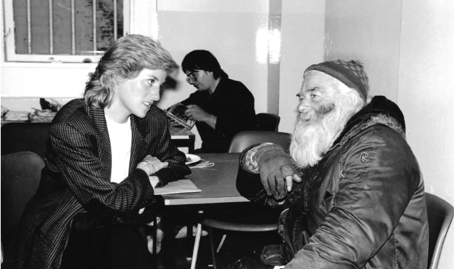 Imagini emoționante cu Prințesa Diana. Prinţul William și-a amintit de o vizită la un ONG alături de mama sa. FOTO