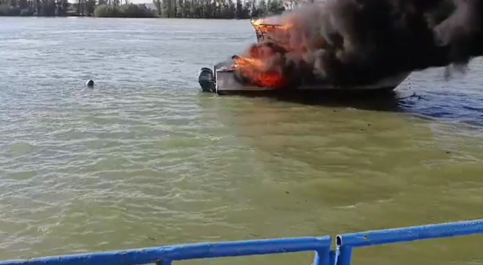 Alertă pe Dunăre. O barcă cu pasageri a luat foc pe canalul Mila 35. Rezervoarele au explodat