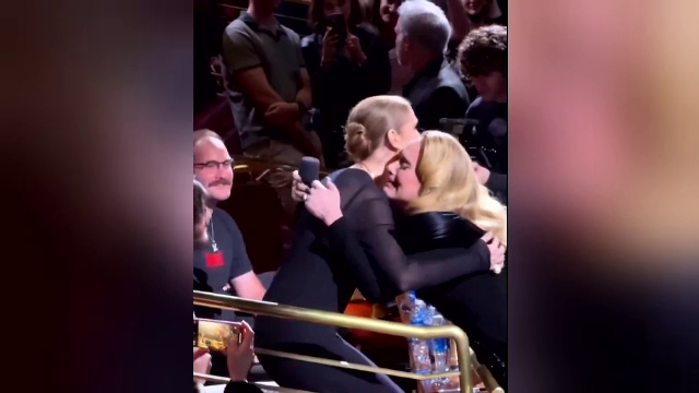 Adele a izbucnit în lacrimi când a văzut-o pe Celine Dion la concertul ei, în Las Vegas. S-au îmbrățișat emoționate. VIDEO