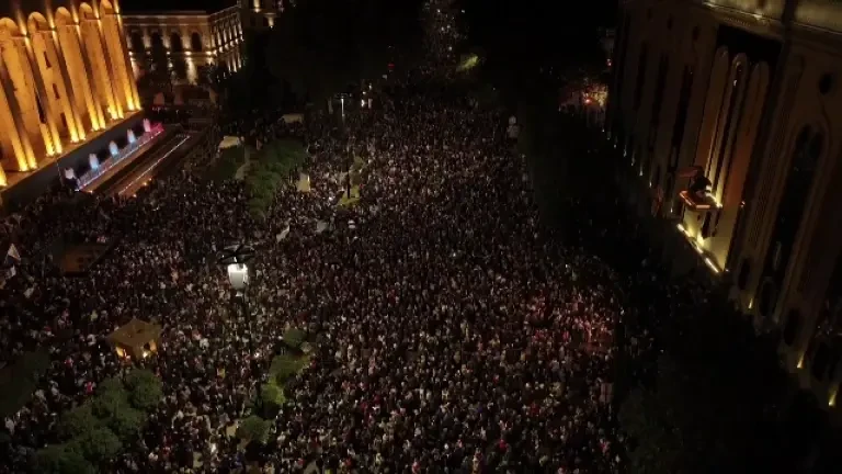 Zeci de mii de georgieni protestează în faţa Parlamentului. Premierul Viktor Orban, huiduit la Tbilisi