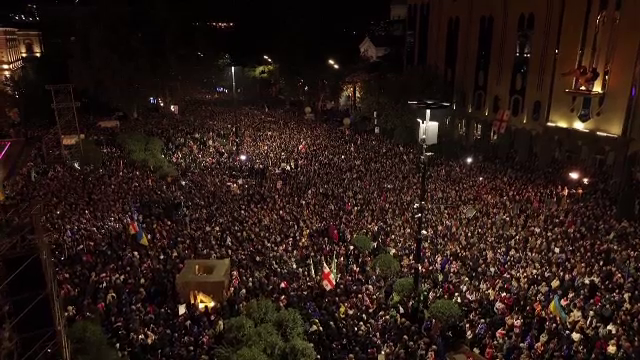 Protest uriaș în Georgia, unde pro-rușii și-au însușit alegerile. Viktor Orban s-a dus să-i felicite pe oamenii Moscovei