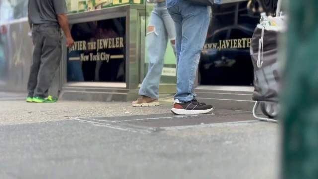 Goană după aur, pe o stradă din Manhattan. „Ar putea fi chiar aici, printre mucuri de țigară”