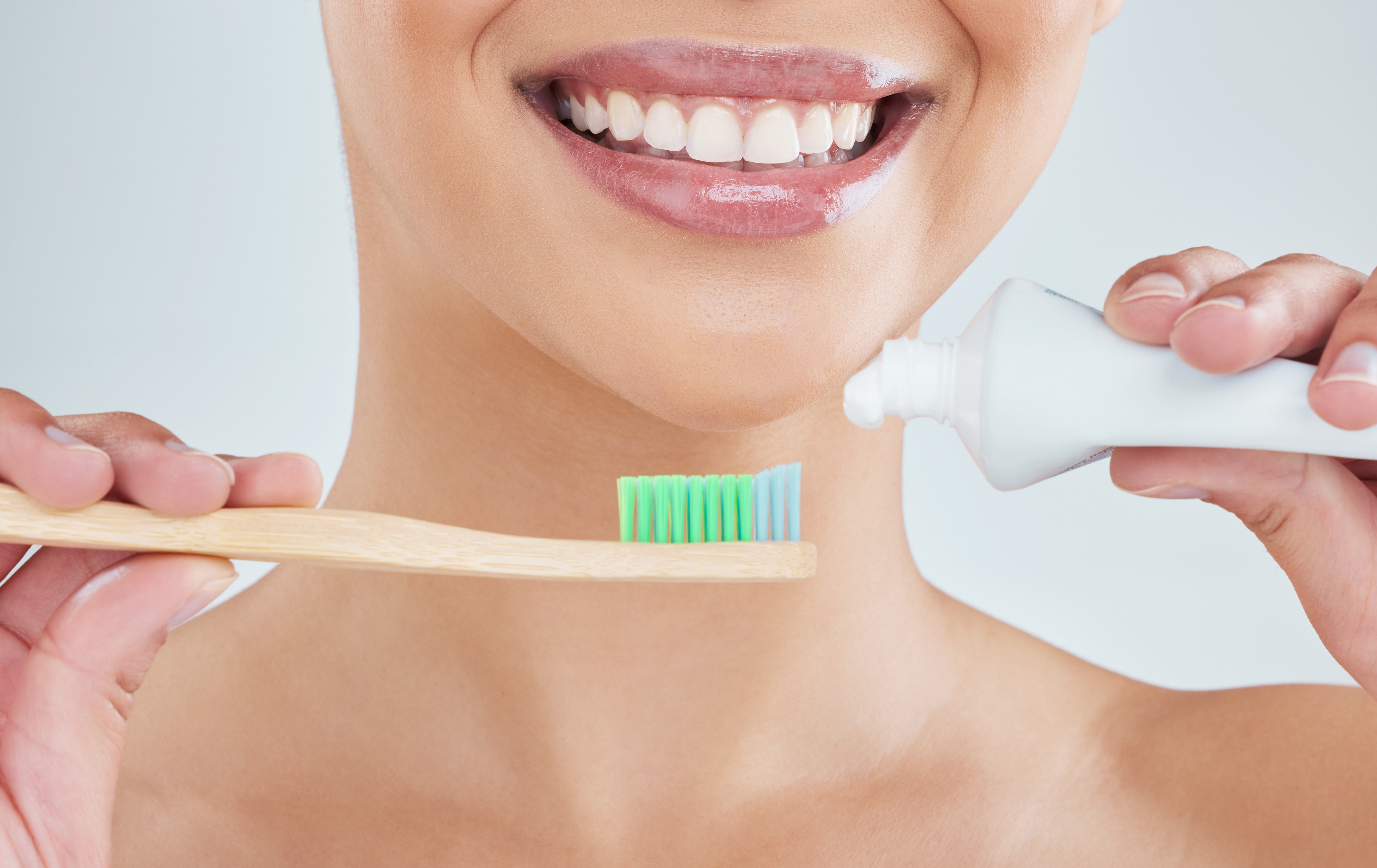 Produsele de îngrijire dentară folosite zilnic de milioane de oameni care sunt doar bani aruncați. Expert: ”Niște prostii”