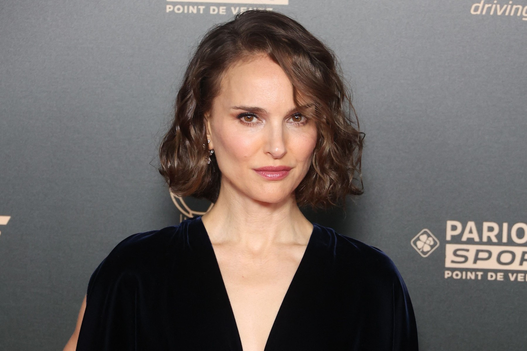 Natalie Portman, plină de eleganță la Gala Balonului de Aur. A premiat-o pe cea mai bună fotbalistă a lumii. FOTO