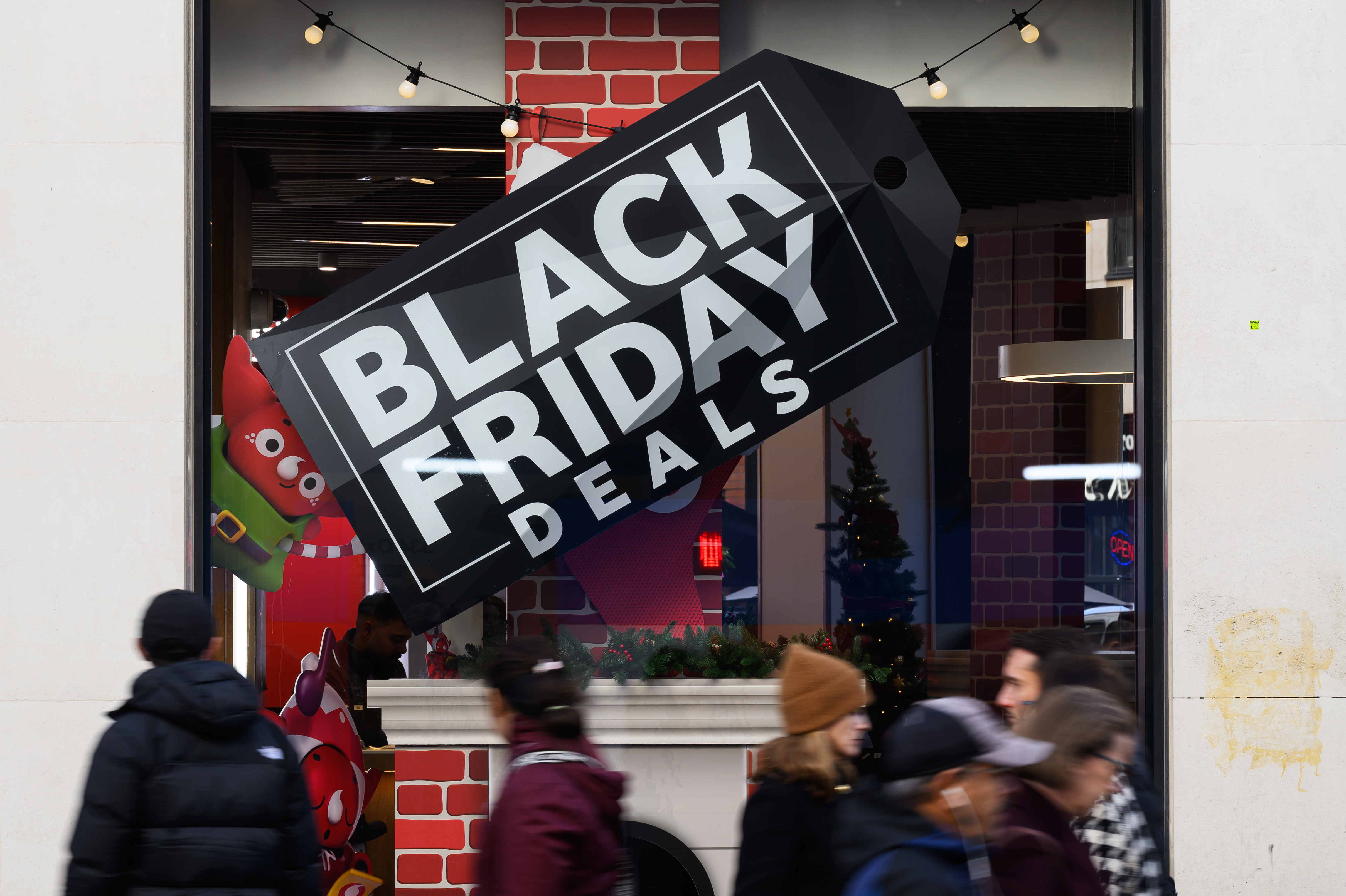 Black Friday 2025 începe mâine la Fashion Days. Articole la reduceri și oferte de neratat la haine, pantofi și accesorii