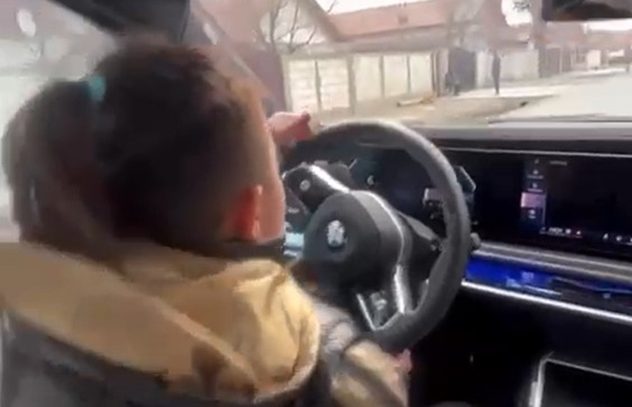 Copil de 10 ani, filmat în timp ce conducea un BMW în Dâmbovița. Băiatul a făcut un gest care i-a uluit pe polițiști | VIDEO