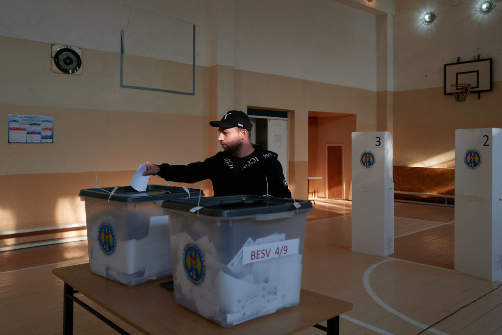 Curtea Constituţională a Republicii Moldova a validat referendumul pro-UE. Protest al pro-rușilor în fața instituției