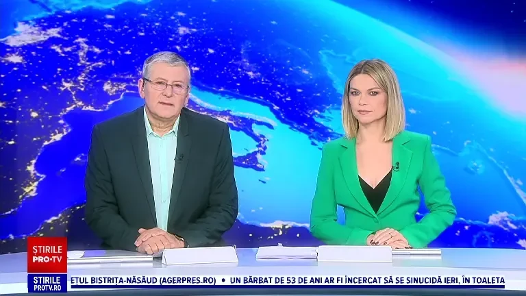 Un cerb și ciuta lui coboară des să înoate în lacul Colibița. Apoi stau relaxați la poze