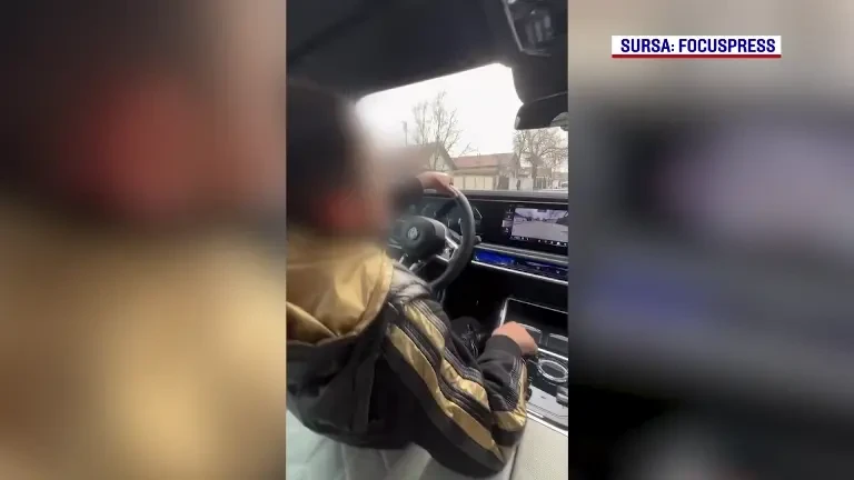 Copil de 10 ani, filmat în timp ce conducea un BMW în Dâmbovița. Băiatul a făcut un gest care i-a uluit pe polițiști | VIDEO