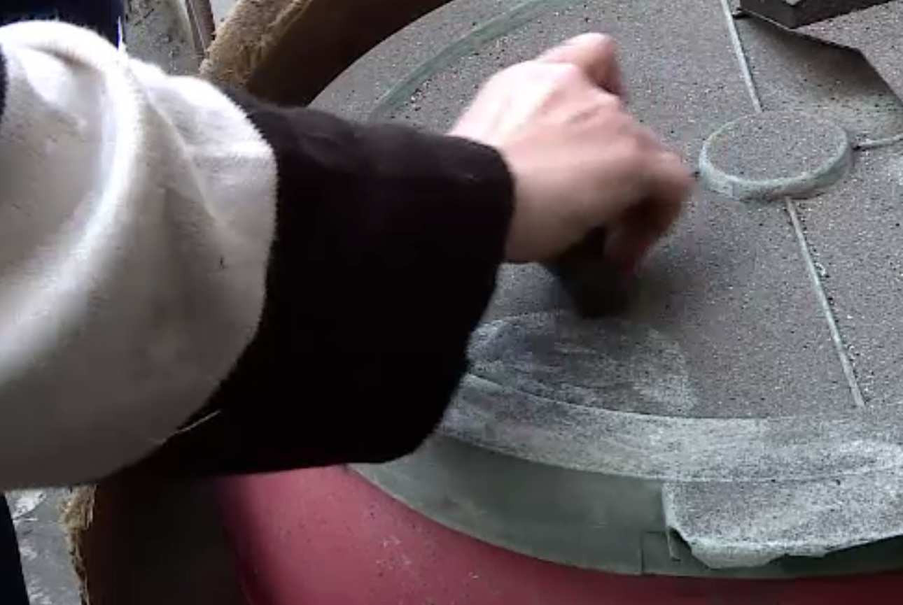 Un cartier din Craiova e acoperit cu cenușă. Are și fier, pentru că oamenii o strâng cu magnetul: „Îmi ronțăie în gură”