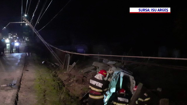 Cinci tineri din Argeș au scăpat ca prin minune fără nicio zgârietură după ce mașina lor a doborât un stâlp și s-a făcut praf
