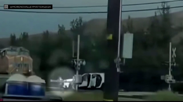 Momentul în care un polițist în timpul salvează un copil dintr-o mașină, cu câteva clipe înainte să fie lovită de tren