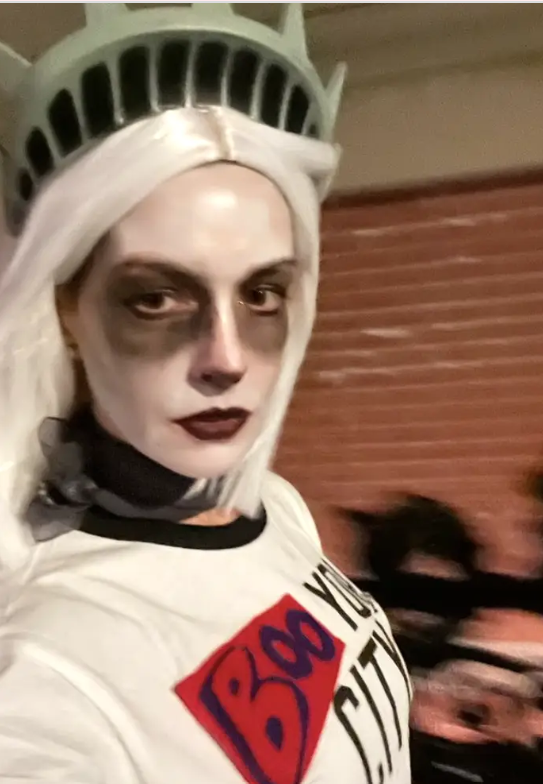 Cum s-au costumat vedetele de Halloween. Ce personaj a ales Anne Hathaway. GALERIE FOTO