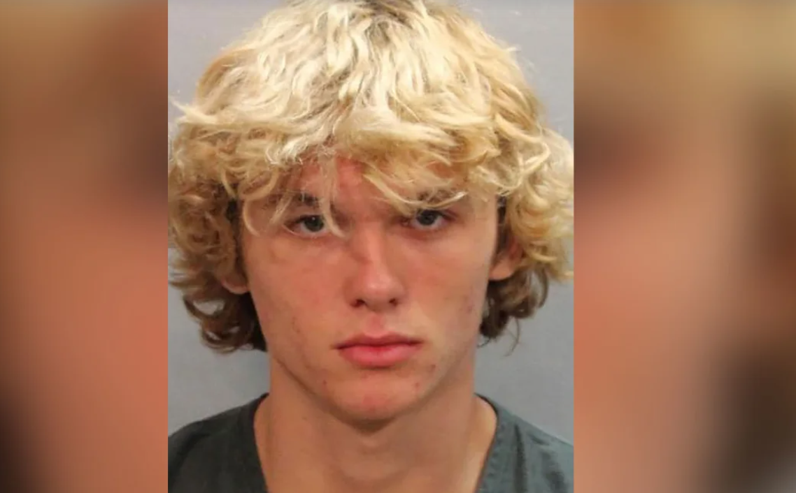 Un tânăr susţinător al lui Trump, arestat în Florida după ce a fluturat o macetă la o secţie de votare din Neptune Beach