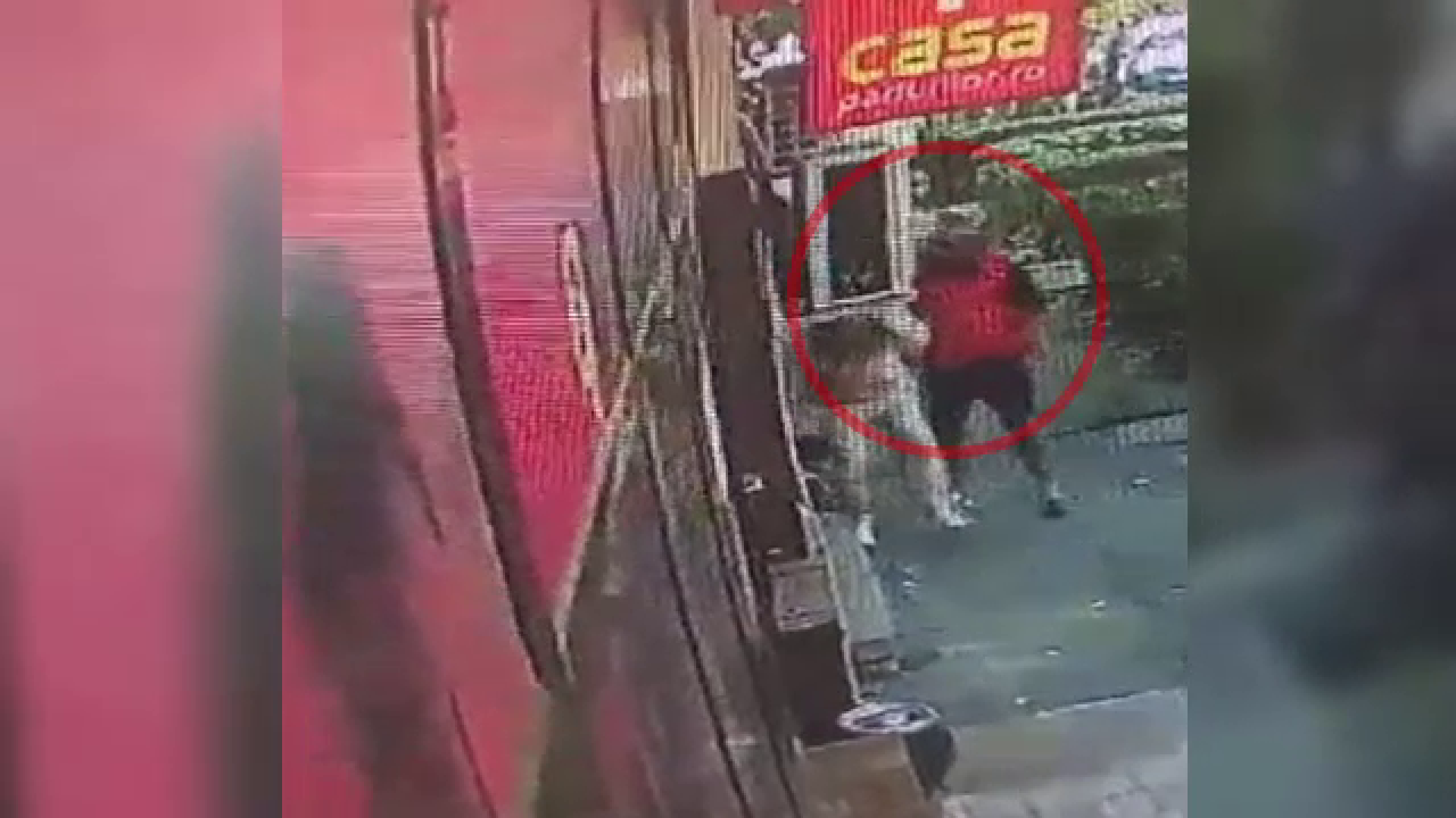 Polițist din Târgu Jiu luat la bătaie pe stradă de un interlop, pentru niște comentarii pe Facebook. Ce a urmat