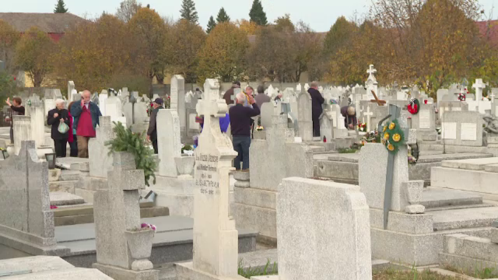 Ce este Luminația, ziua în care cimitirele sunt pline de flori și lumânări. Originile surprinzătoare ale sărbătorii