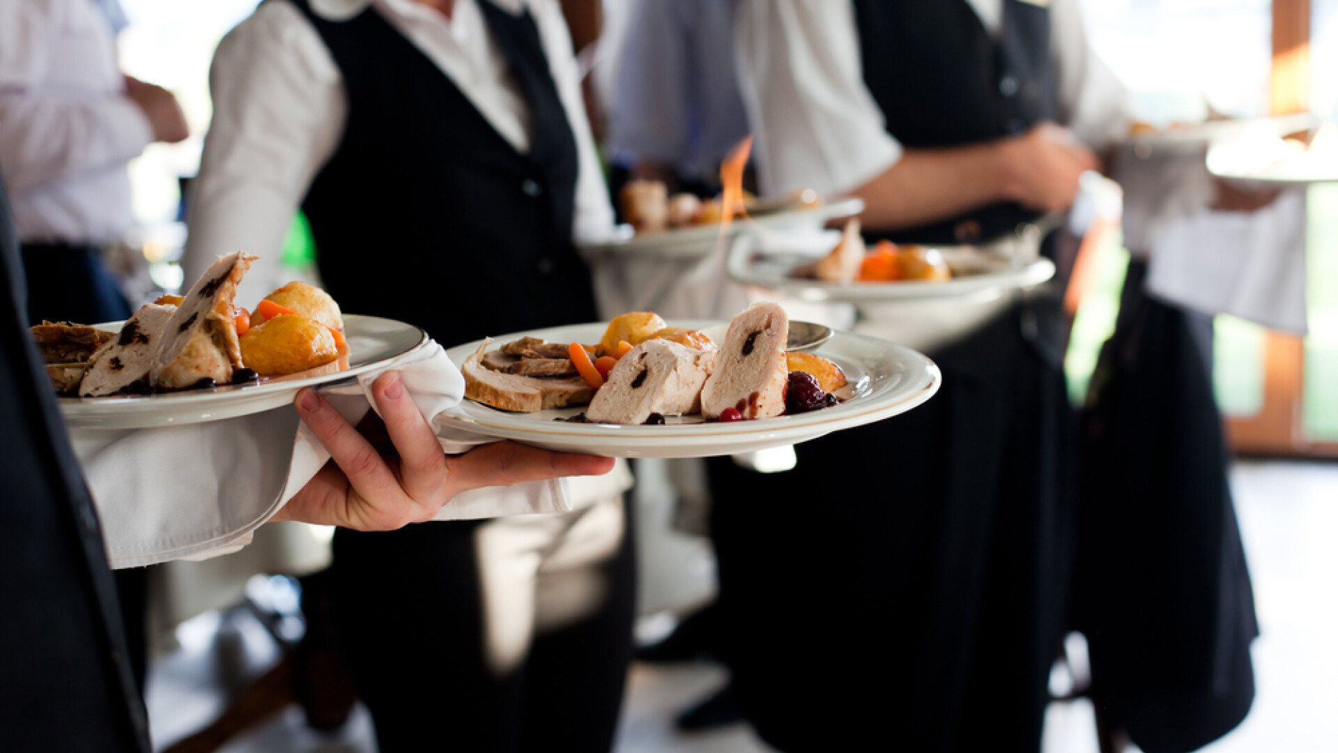 Scumpiri de până la 40% în organizarea nunților. Variantele mai ieftine pe care le-au găsit mirii