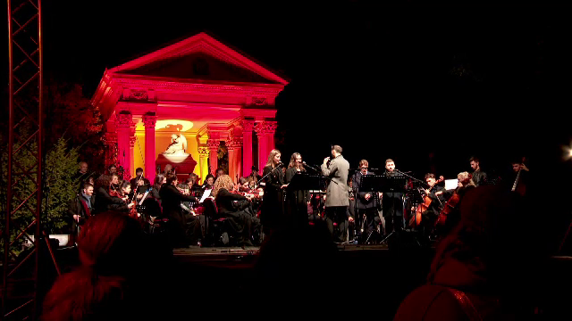 „Luminația” a atras mii de oameni în cimitirele din Transilvania. Un concert simfonic a avut loc la Cluj