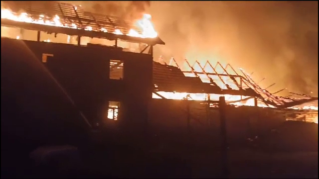 Incendiu devastator într-o localitate din Bistrița-Năsăud. Un grajd și mai multe anexe au fost mistuite de flăcări
