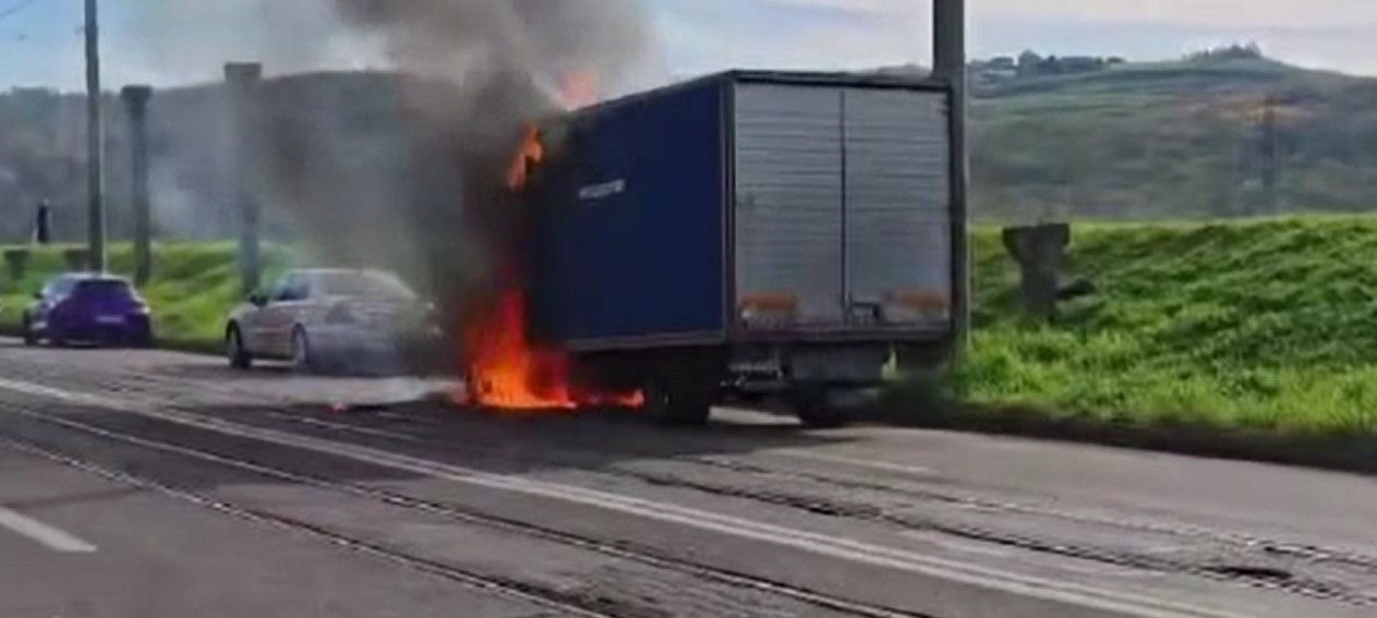 Mobilizare de forțe în Iași, după ce un camion plin cu colete a luat foc. Ce s-a întâmplat cu șoferul