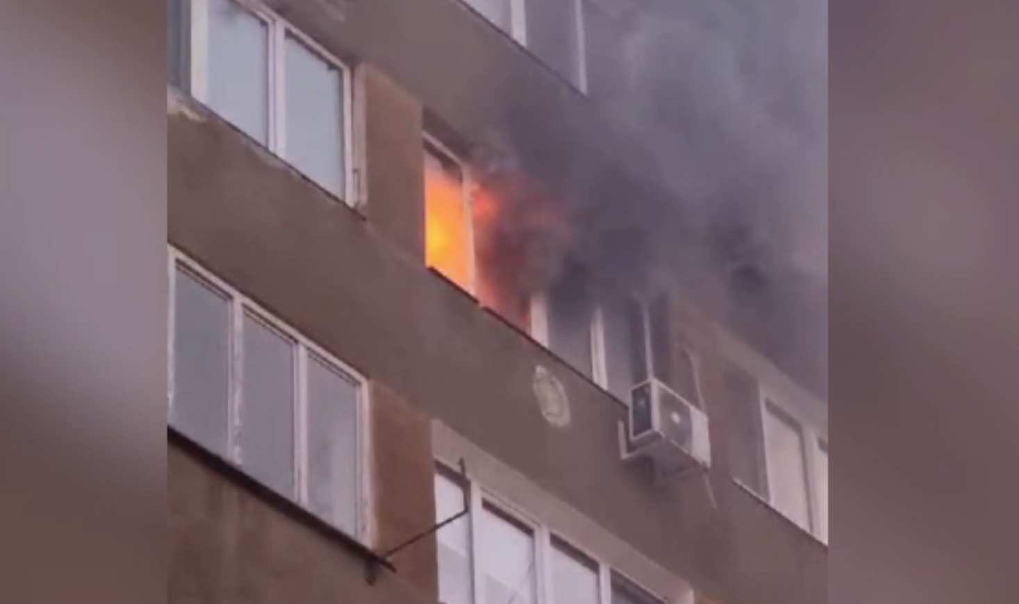 Incendiu într-un bloc din Reșița. O femeie cu probleme psihice a pus focul