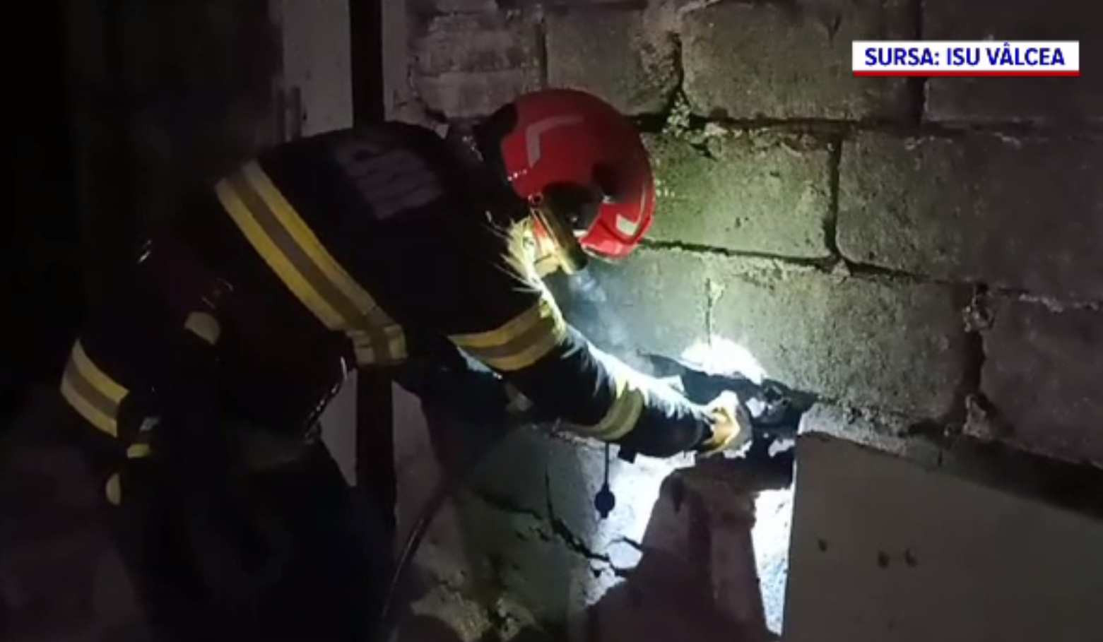 Intervenție neobișnuită a pompierilor, într-un bloc din Râmnicu Vâlcea. Ce a putut să spună locatarul care a sunat la 112