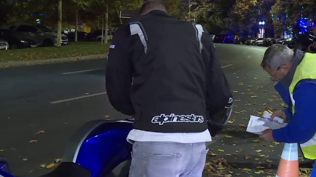 Cel mai ghinionist motociclist din Capitală. A primit o amendă după ce s-a oprit să le pună o întrebare polițiștilor