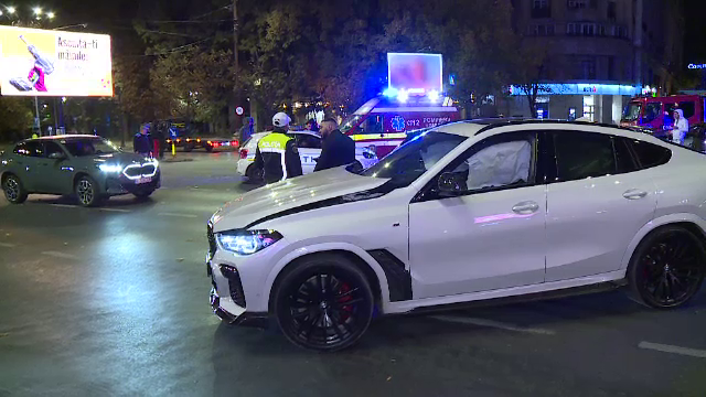 Accident în Piaţa Unirii din Capitală după ce un șofer a forțat semaforul. Două mașini au fost distruse