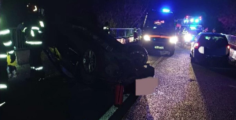 Dublu accident în Argeș. O femeie a intrat cu mașina într-un cap de pod, s-a răsturnat, apoi a ajuns pe contrasens pe plafon
