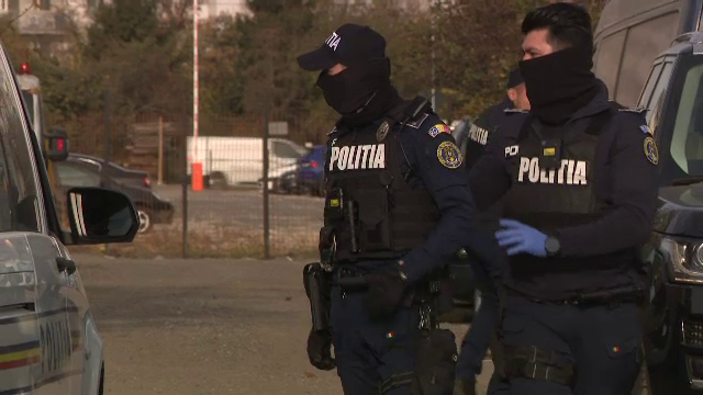Percheziții de amploare în Arad, la o grupare specializată în procurarea şi vânzarea de droguri şi substanţe psihoactive