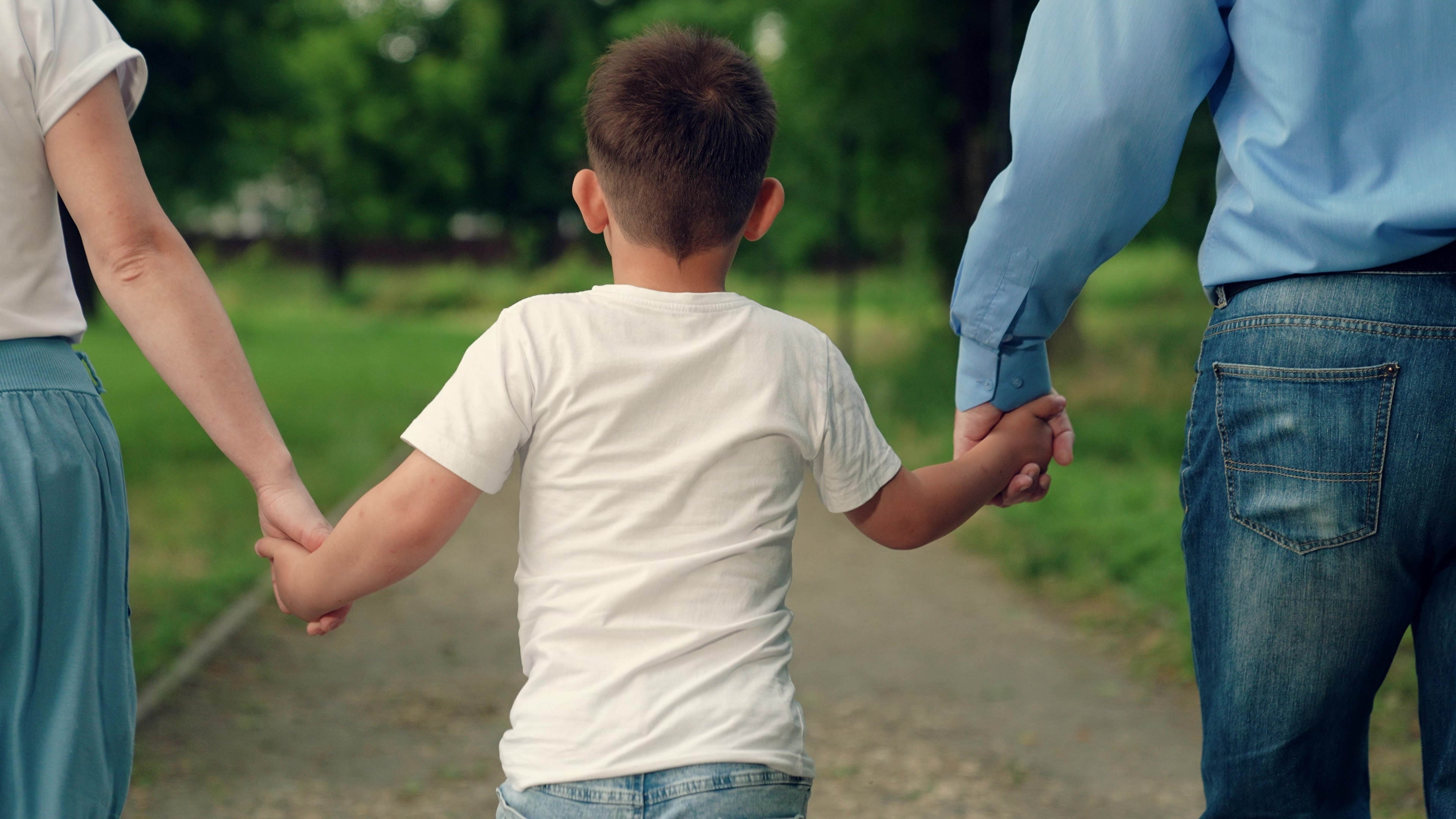 Cum devii asistent maternal. Cât câștigă un asistent maternal în România