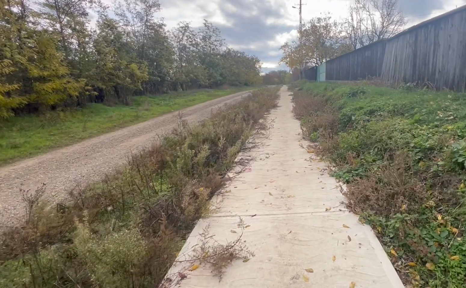 O comună din Botoșani a făcut piste pentru biciclete deși nu are drumurile asfaltate. Explicația bizară a primarului