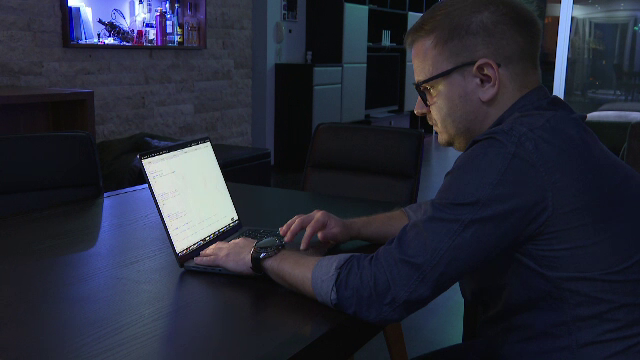 Motivul pentru care companiile din SUA caută angajați europeni care să lucreze de acasă. Cum se descurcă românii