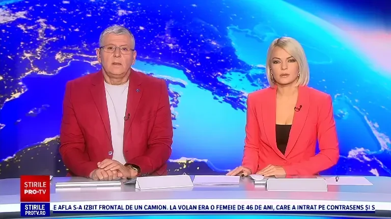 Dublu accident în Argeș. O femeie a intrat cu mașina într-un cap de pod, s-a răsturnat, apoi a ajuns pe contrasens pe plafon