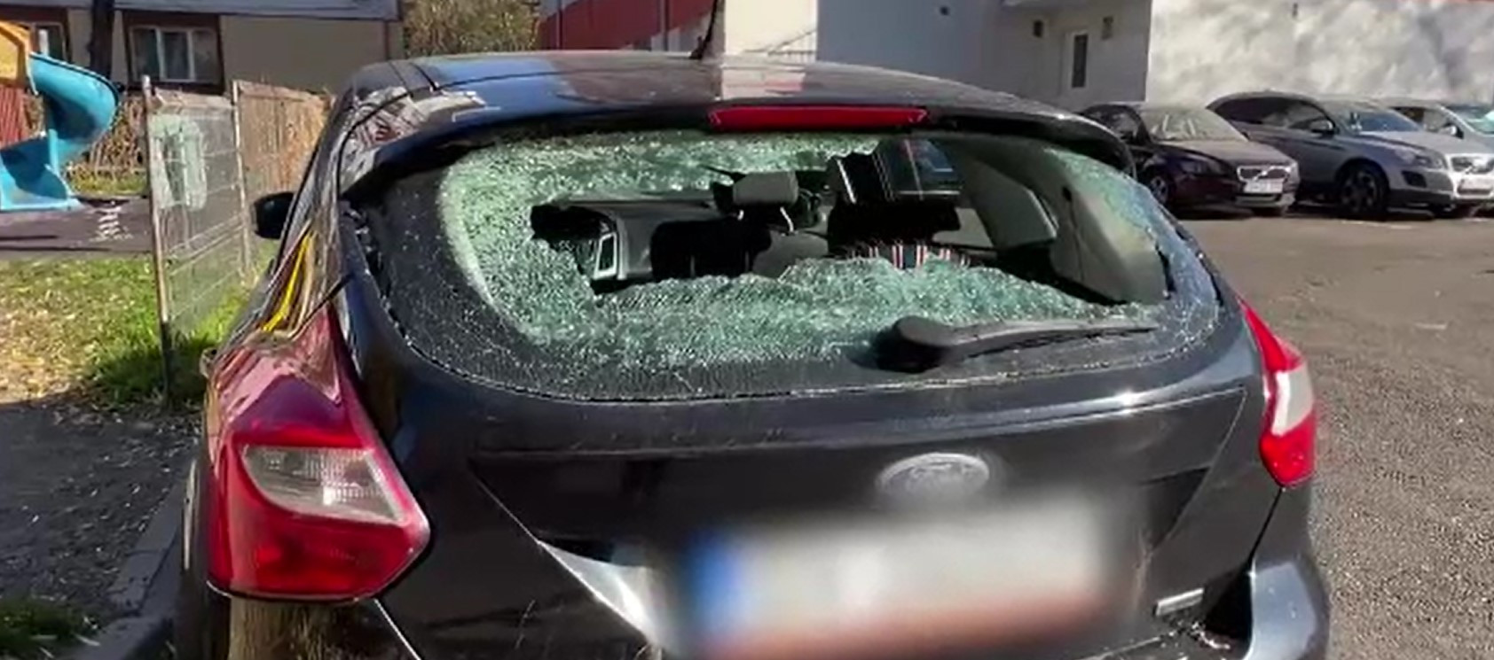 Prăpădul pe care trei indivizi cu cagule l-au lăsat în urma lor pe străzile din Suceava. Au avut ținte cât se poate de clare