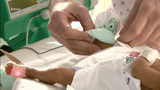 „Gemenii paraziți” îndepărtați din abdomenul unui bebeluș. Medicii indieni au explicat cât de complicată este afecțiunea