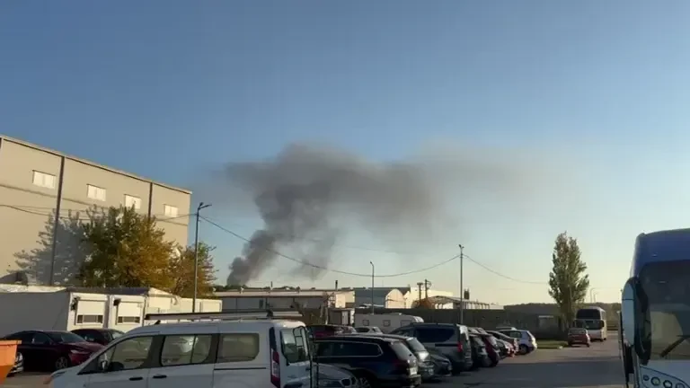 Incendiu cu flacără şi degajări de fum la un depozit din Voluntari. A fost emis mesaj RO-Alert