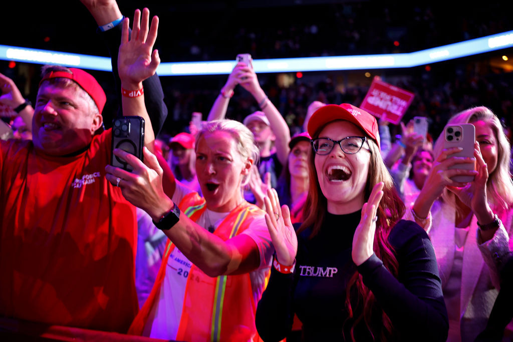 Bucurie pentru susținătorii lui Trump, după proiecţiile postului Fox News că republicanul a câştigat Pennsylvania | FOTO
