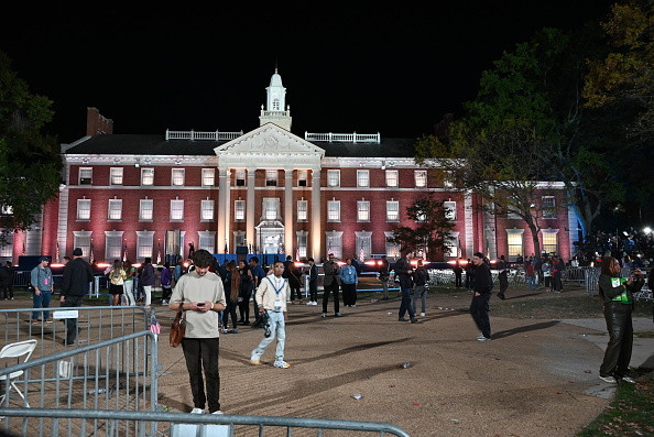 Susținătorii Kamalei Harris, uluiți de rezultatul alegerilor din SUA. Reacții după victoria lui Donald Trump. GALERIE FOTO