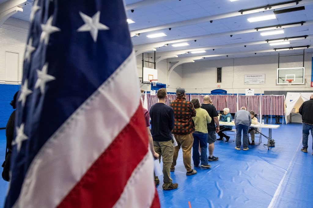 Alegerile din SUA, desfășurate într-o atmosferă tensionată. Au fost semnalate amenințări cu bombă la unele secții de votare