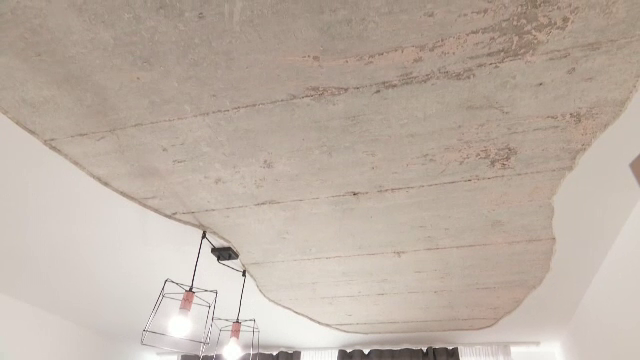 Bucăți din tavanul unui apartament nou au căzut lângă o mamă și copilul ei, în Dej. „Și în pătuț a picat”