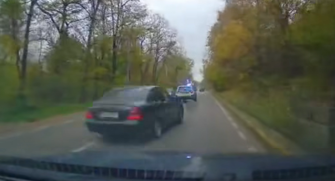 ”Prințul cu antemergător”. Ce a pățit un șofer din Suceava care a depășit pe linie continuă, după o mașină de poliție | VIDEO
