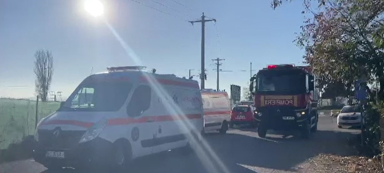 Alertă în Bacău. Doi muncitori au fost prinşi sub un mal de pământ în timpul unor lucrări