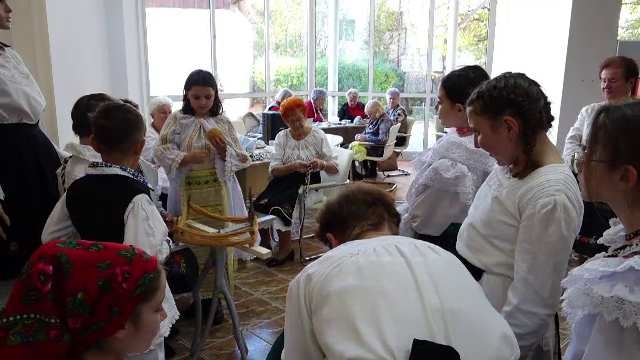 Zeci de copii au adus zâmbetul pe buzele unor bătrâni de la un centru de zi din Baia Mare: „Când sunt cu ei sunt veselă”