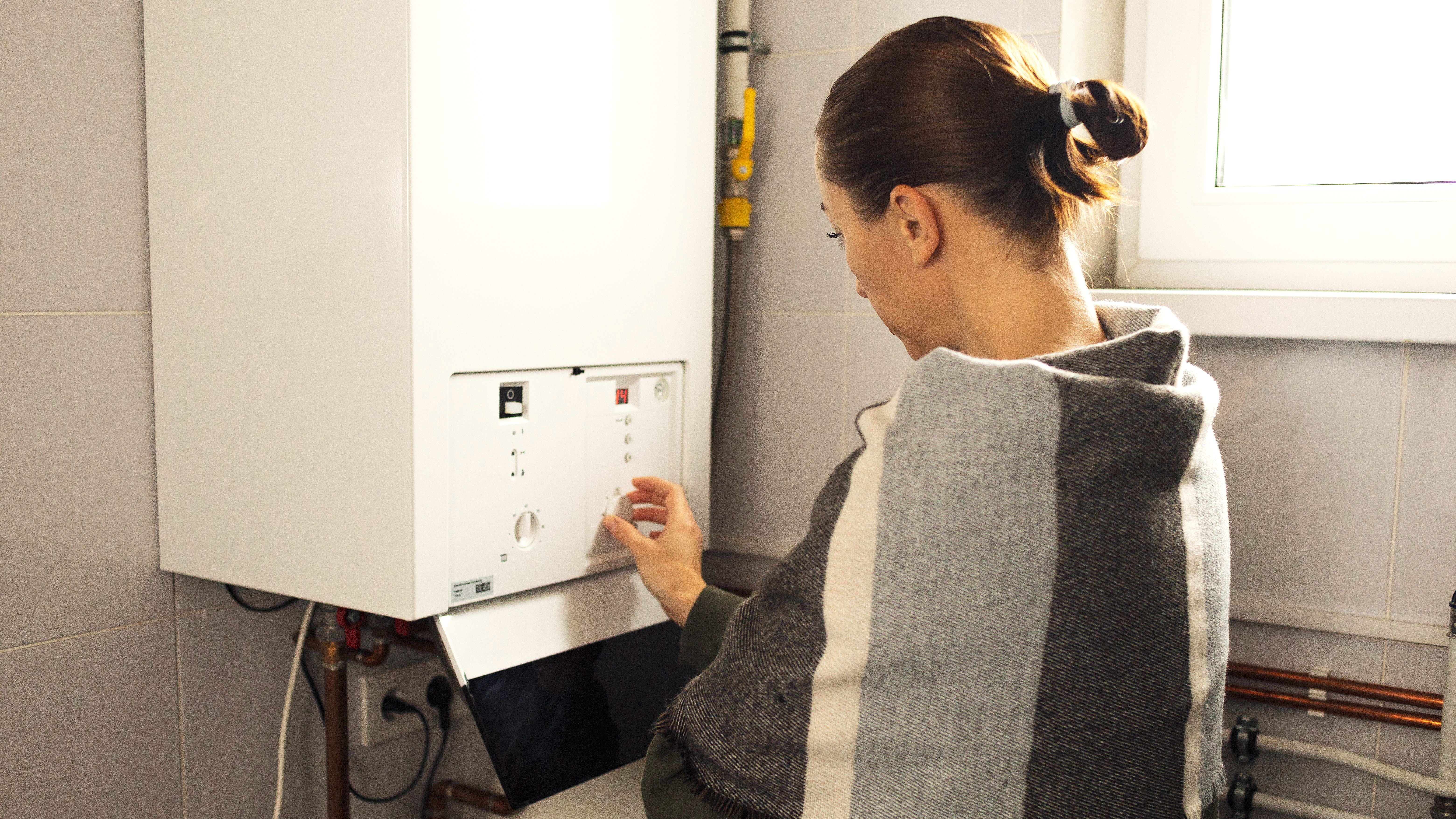 Românii vor fi nevoiți să renunțe la centralele de apartament pe gaz, iar combustibilii se vor scumpi. Când se va întâmpla